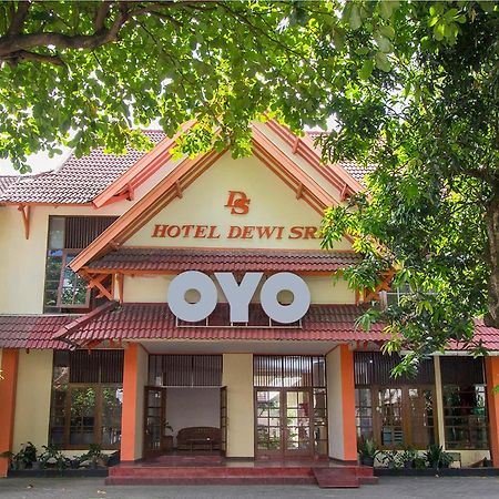 Super Oyo 759 Hotel Dewi Sri Джокьякарта Экстерьер фото