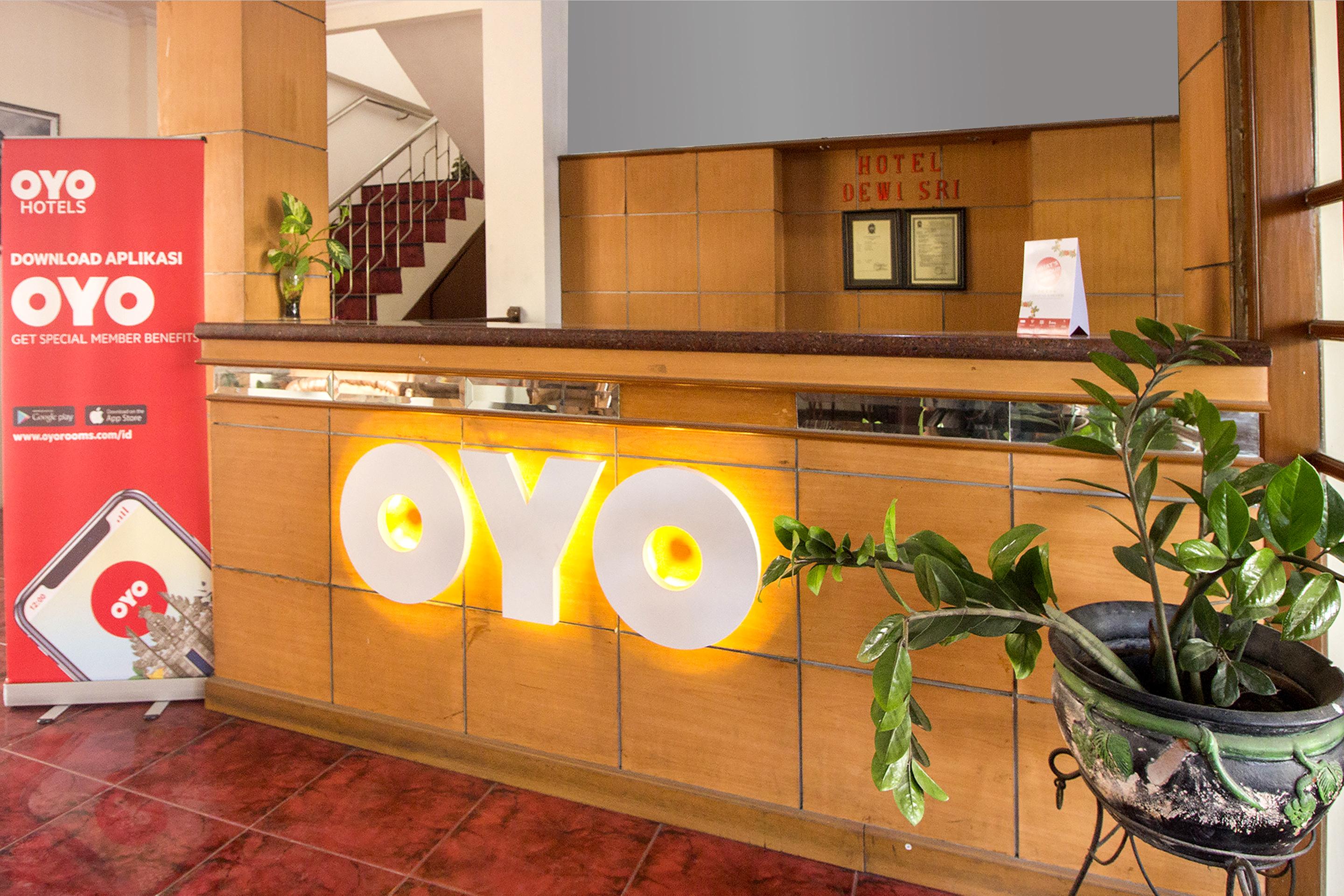 Super Oyo 759 Hotel Dewi Sri Джокьякарта Экстерьер фото