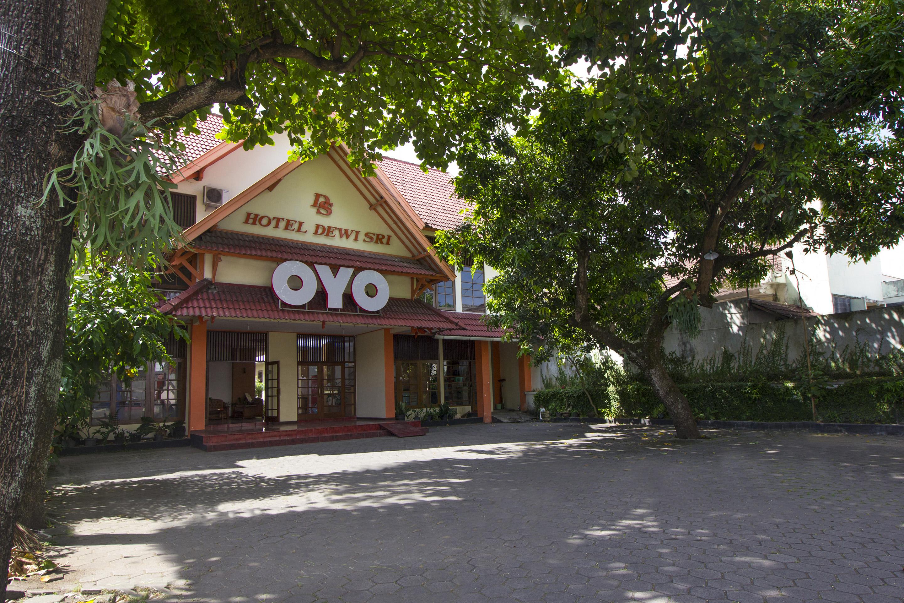 Super Oyo 759 Hotel Dewi Sri Джокьякарта Экстерьер фото