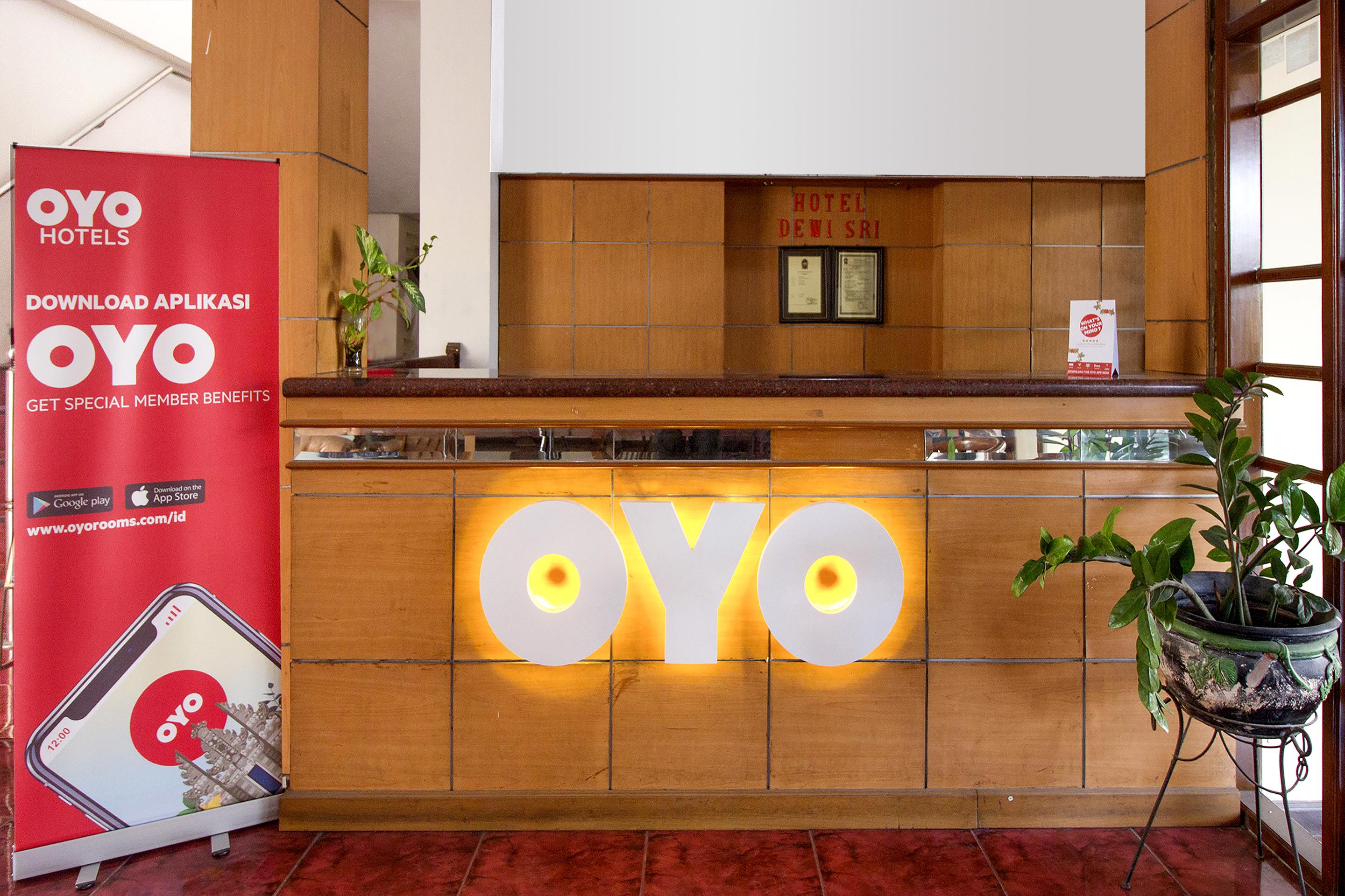 Super Oyo 759 Hotel Dewi Sri Джокьякарта Экстерьер фото