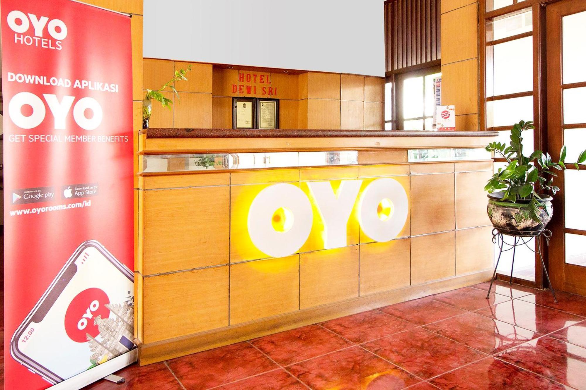 Super Oyo 759 Hotel Dewi Sri Джокьякарта Экстерьер фото