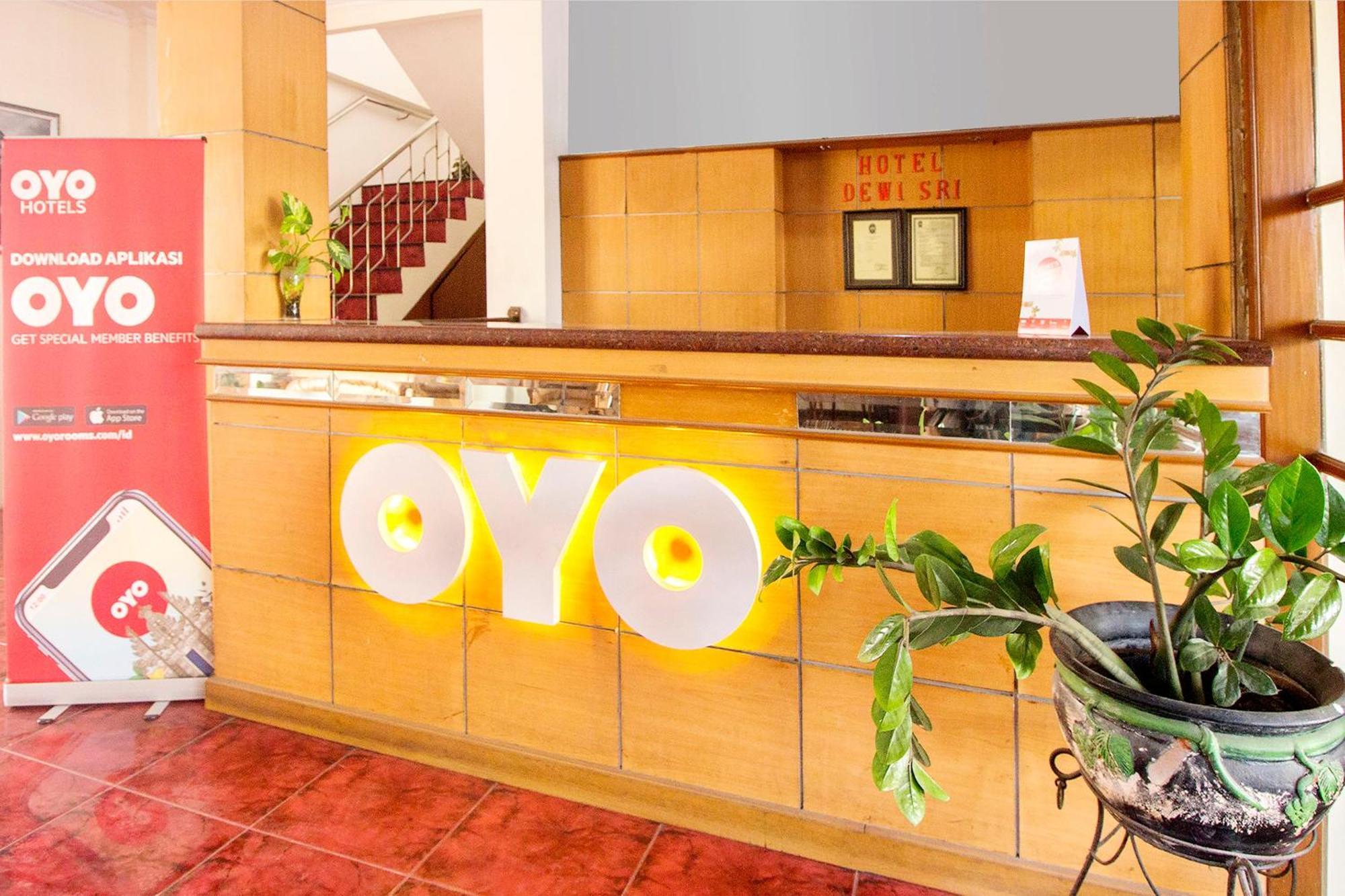 Super Oyo 759 Hotel Dewi Sri Джокьякарта Экстерьер фото