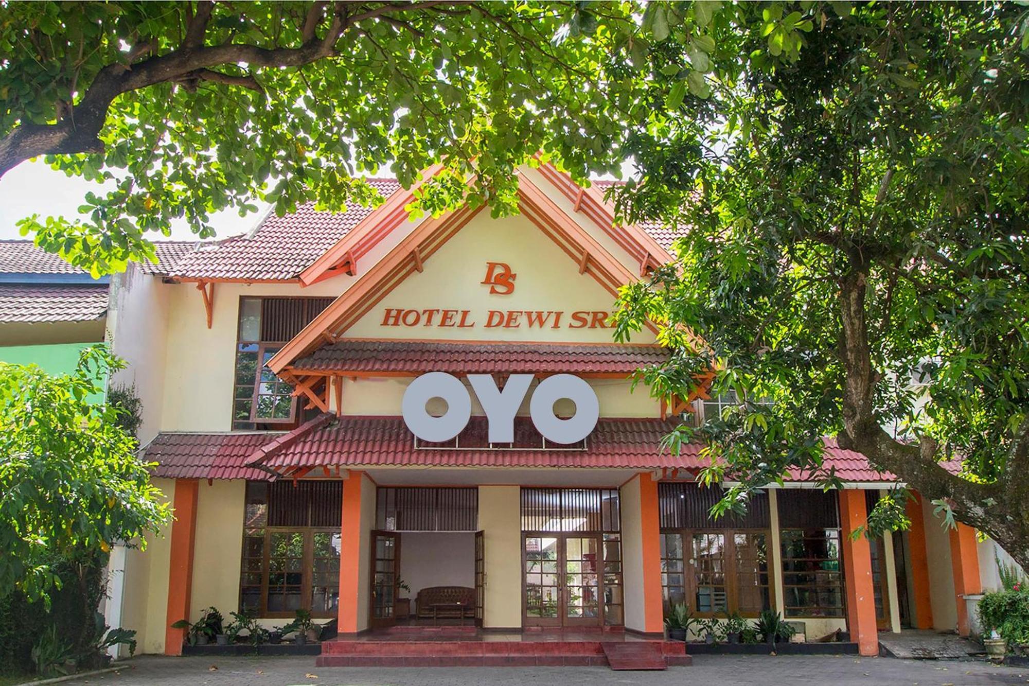 Super Oyo 759 Hotel Dewi Sri Джокьякарта Экстерьер фото