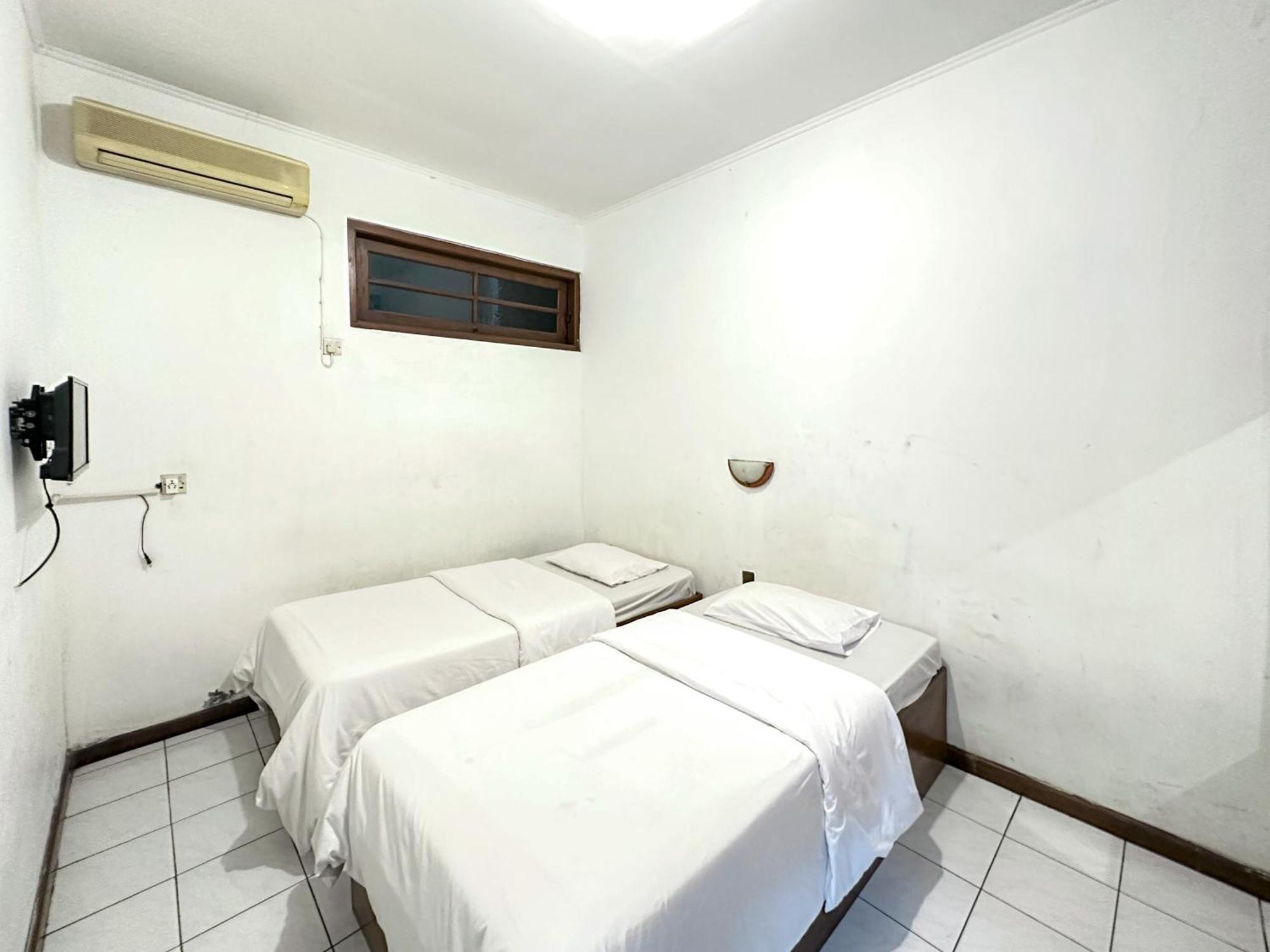 Hotel Dewi Sri Redpartner Джокьякарта Экстерьер фото