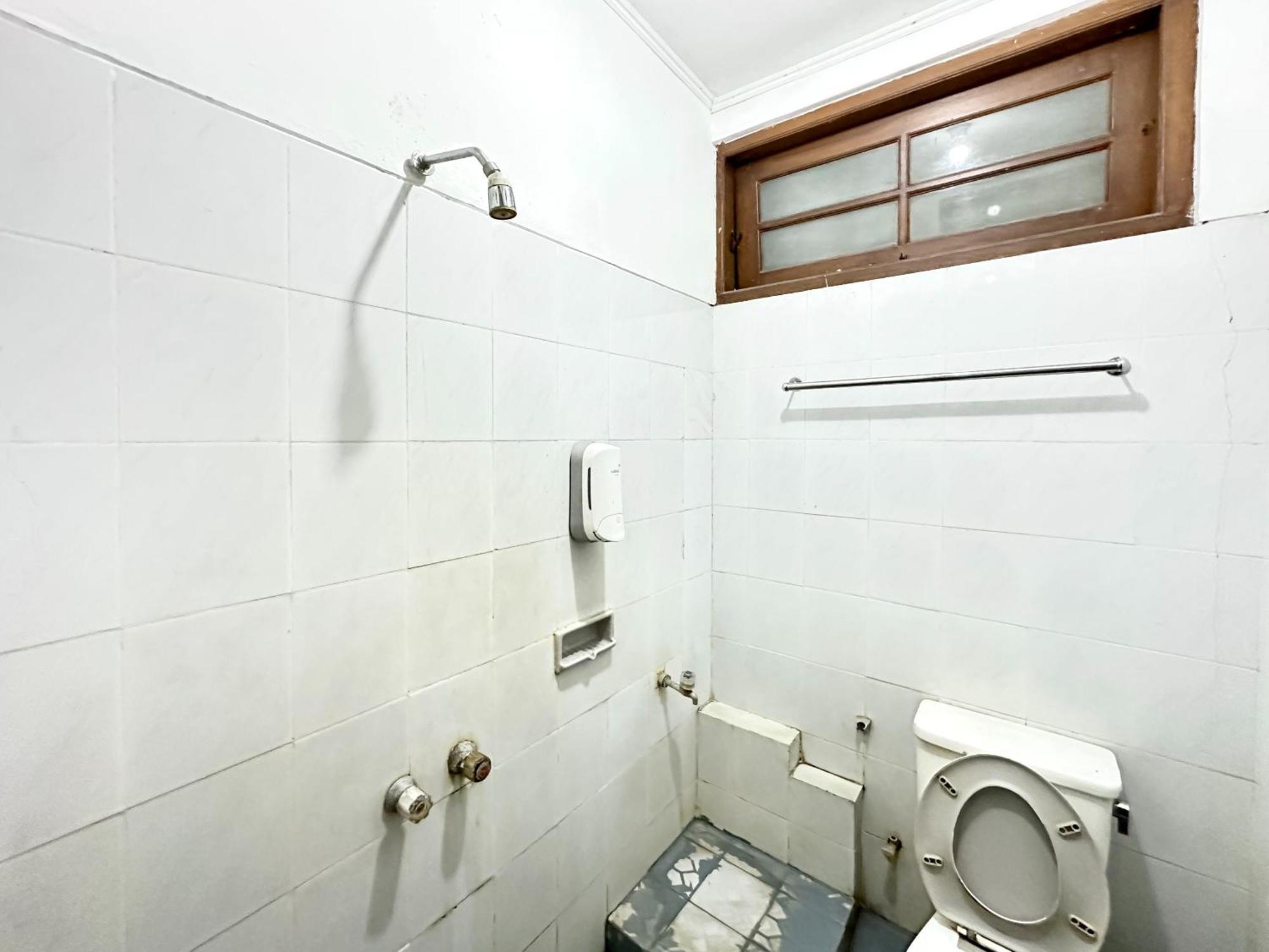 Hotel Dewi Sri Redpartner Джокьякарта Экстерьер фото