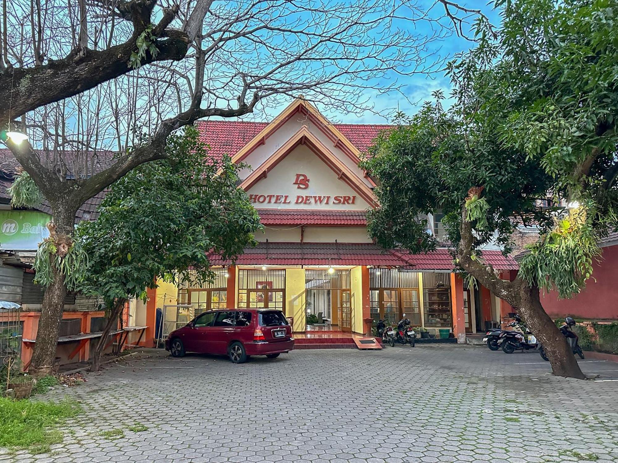 Hotel Dewi Sri Redpartner Джокьякарта Экстерьер фото