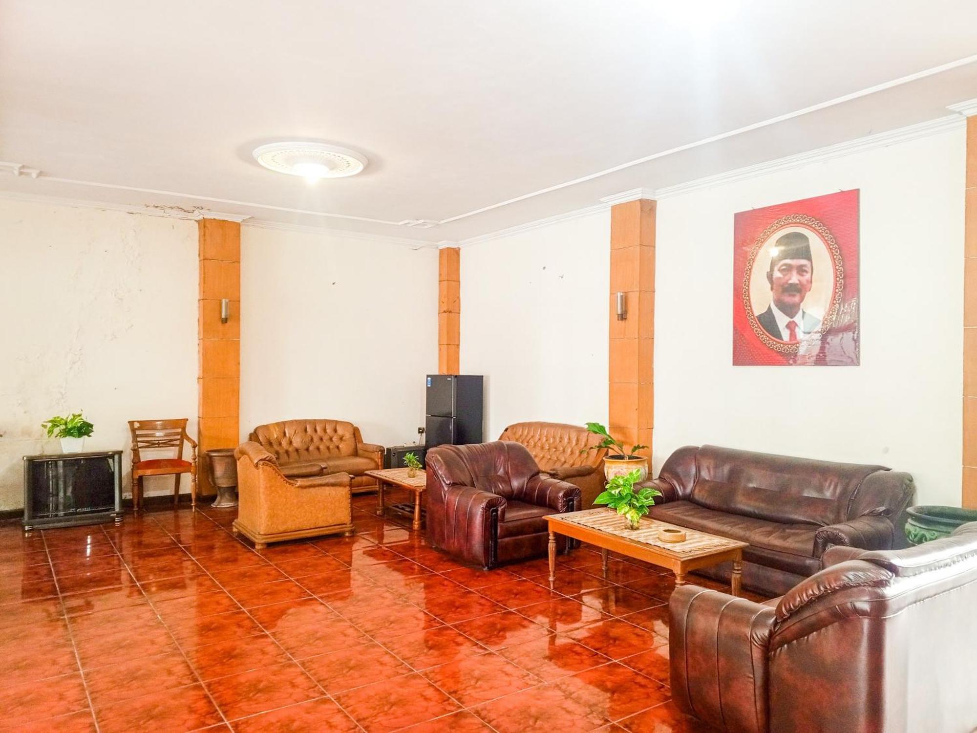 Hotel Dewi Sri Redpartner Джокьякарта Экстерьер фото
