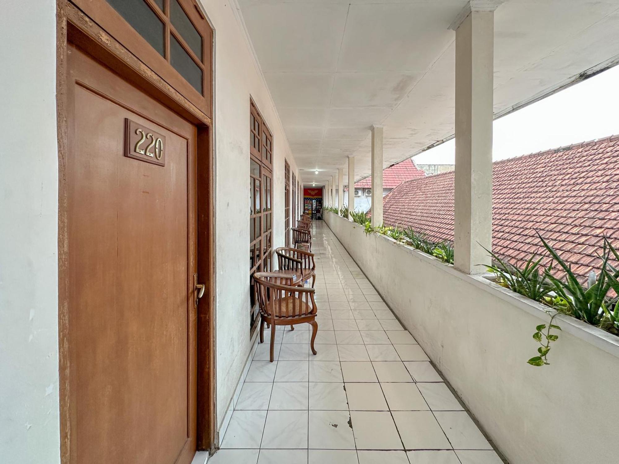 Hotel Dewi Sri Redpartner Джокьякарта Экстерьер фото