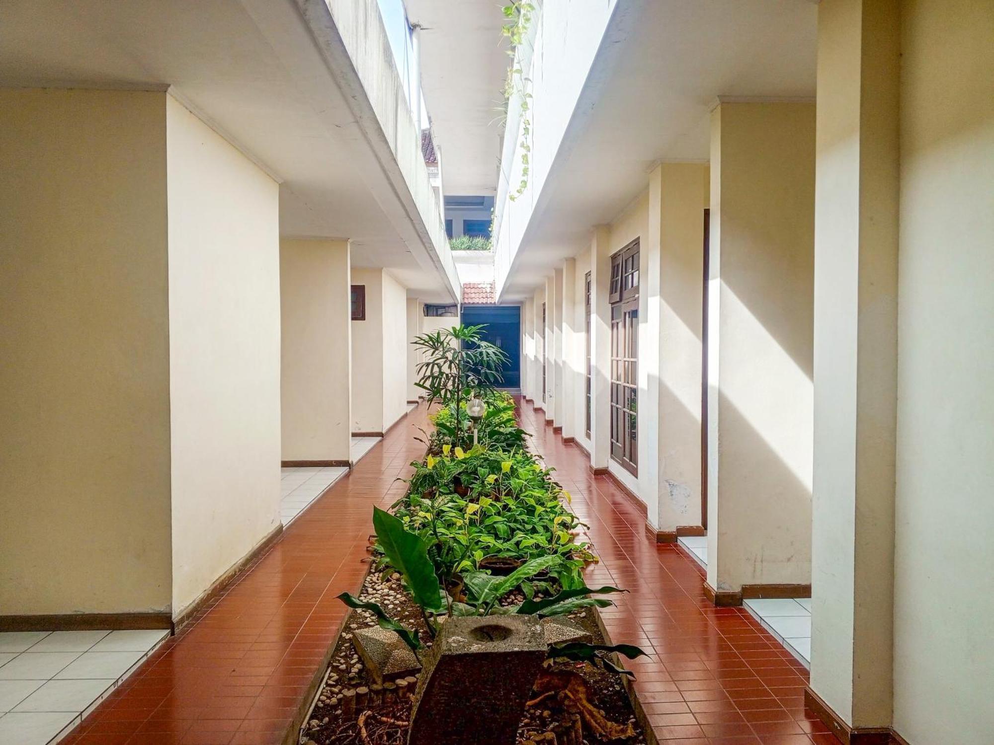 Hotel Dewi Sri Redpartner Джокьякарта Экстерьер фото