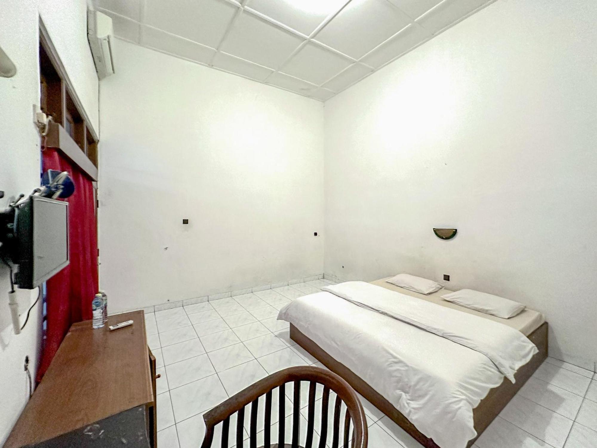 Hotel Dewi Sri Redpartner Джокьякарта Экстерьер фото