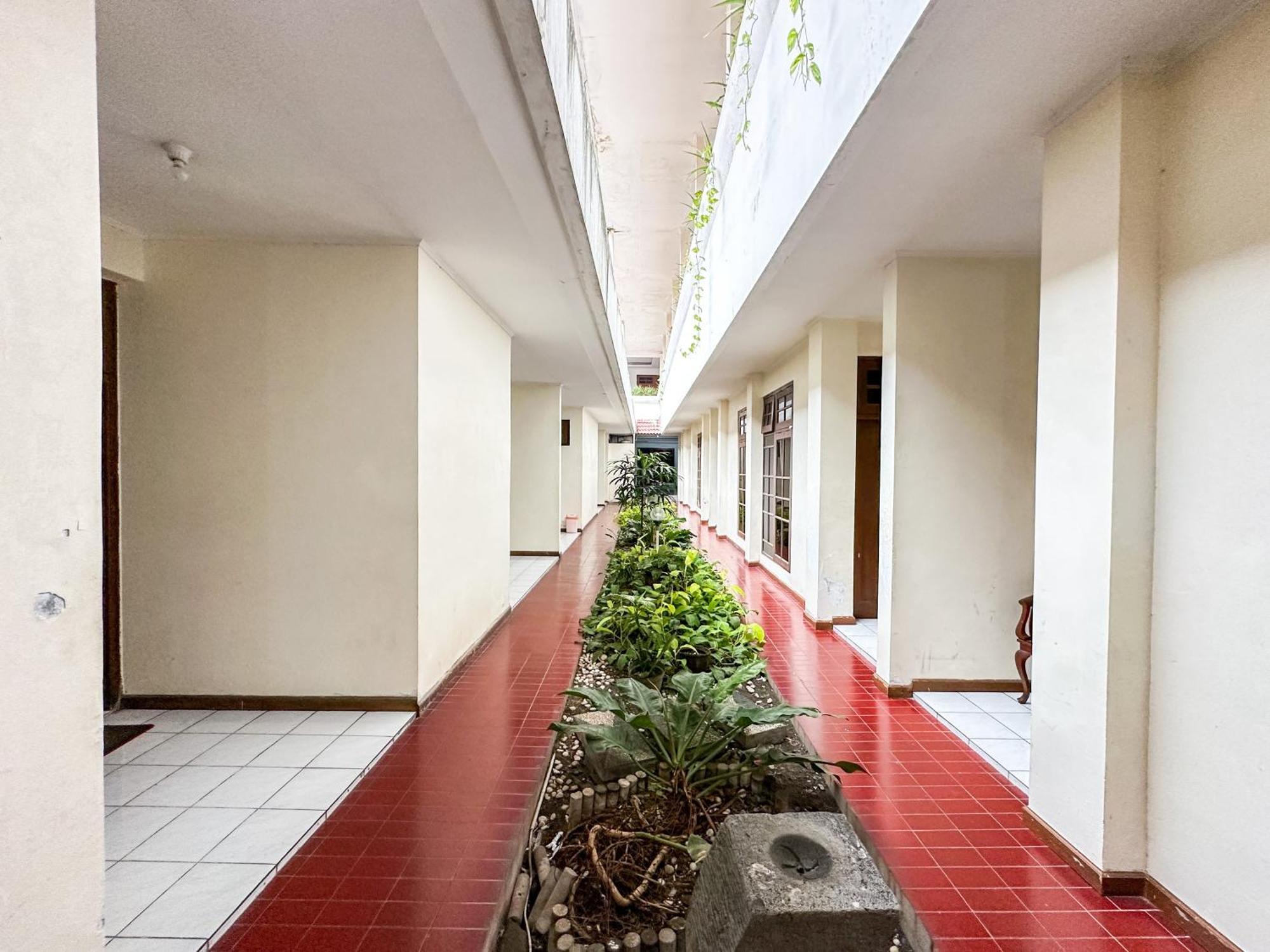 Hotel Dewi Sri Redpartner Джокьякарта Экстерьер фото