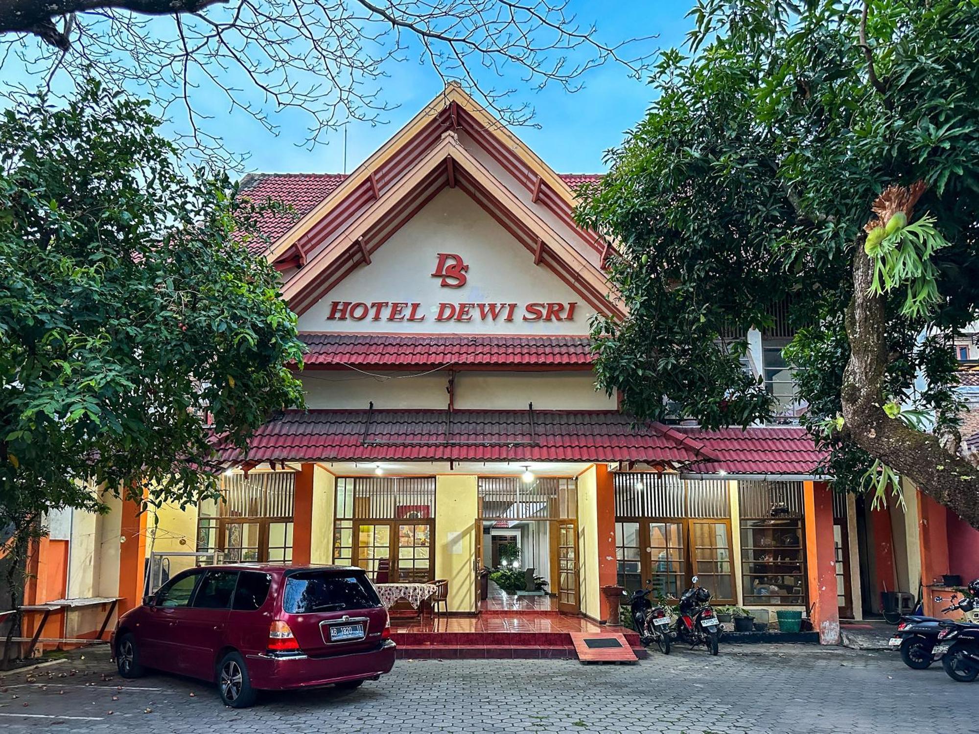 Hotel Dewi Sri Redpartner Джокьякарта Экстерьер фото