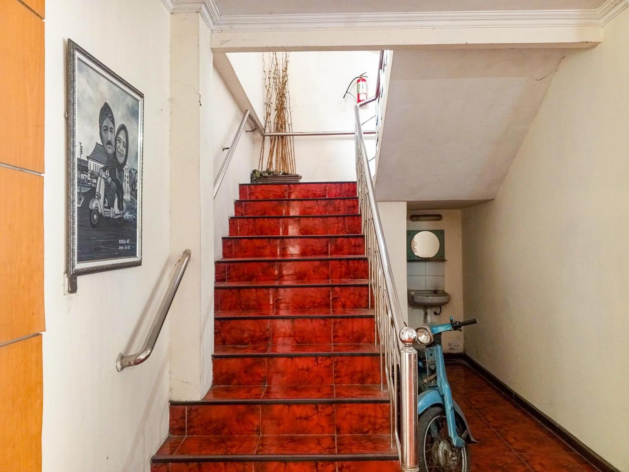 Hotel Dewi Sri Redpartner Джокьякарта Экстерьер фото