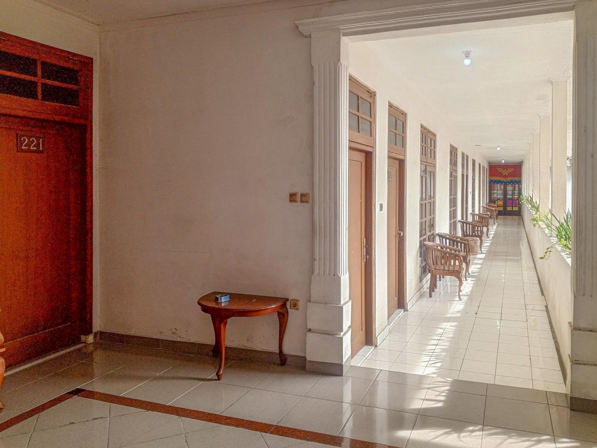 Hotel Dewi Sri Redpartner Джокьякарта Экстерьер фото