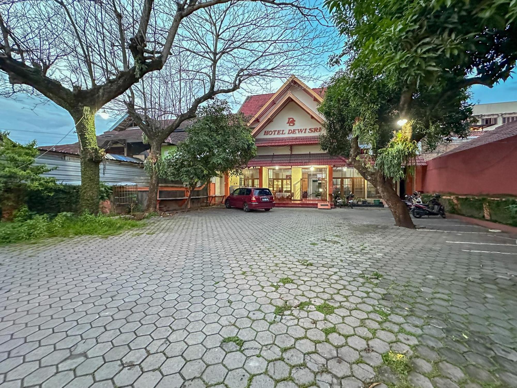 Hotel Dewi Sri Redpartner Джокьякарта Экстерьер фото