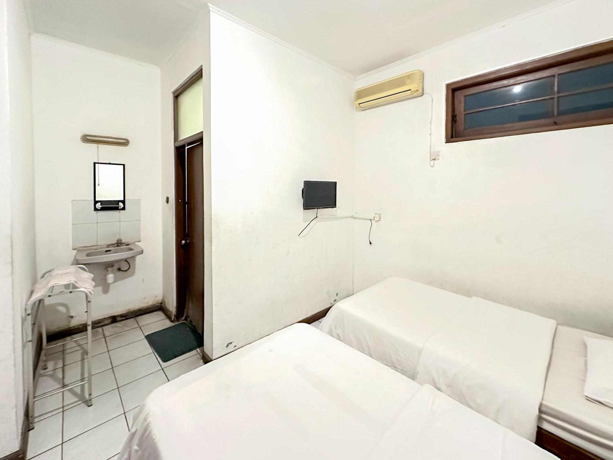 Hotel Dewi Sri Redpartner Джокьякарта Экстерьер фото