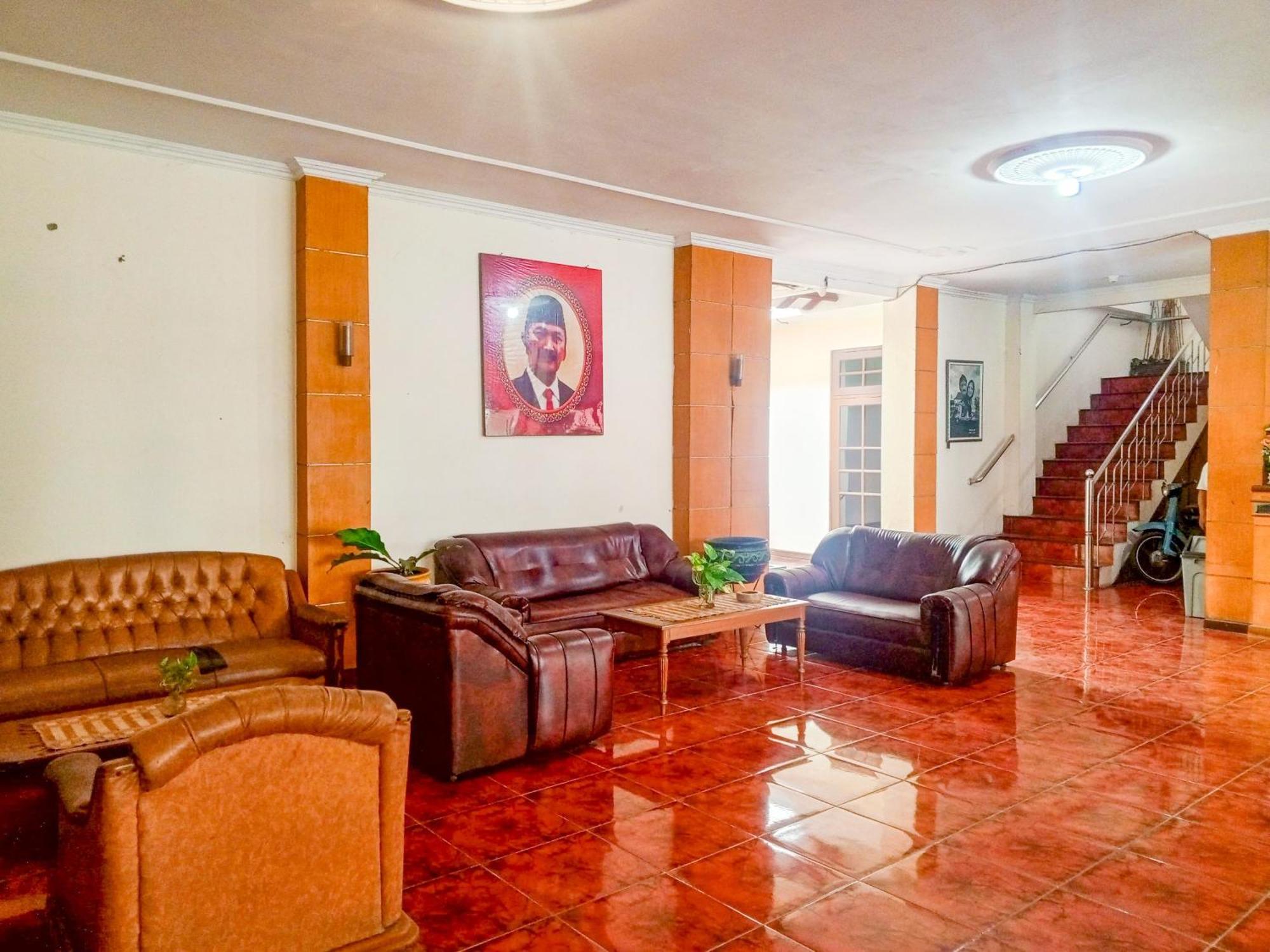 Hotel Dewi Sri Redpartner Джокьякарта Экстерьер фото