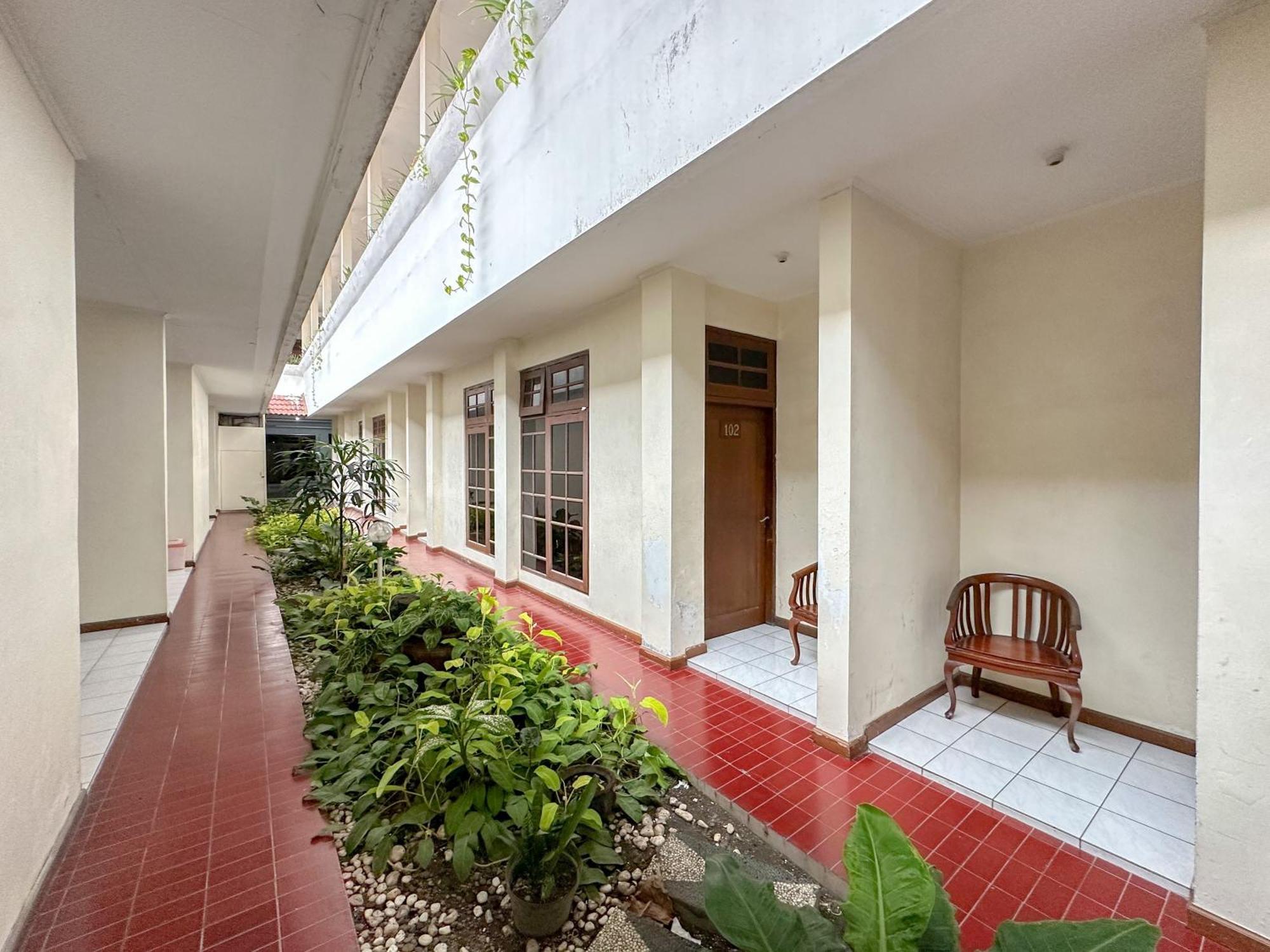 Hotel Dewi Sri Redpartner Джокьякарта Экстерьер фото