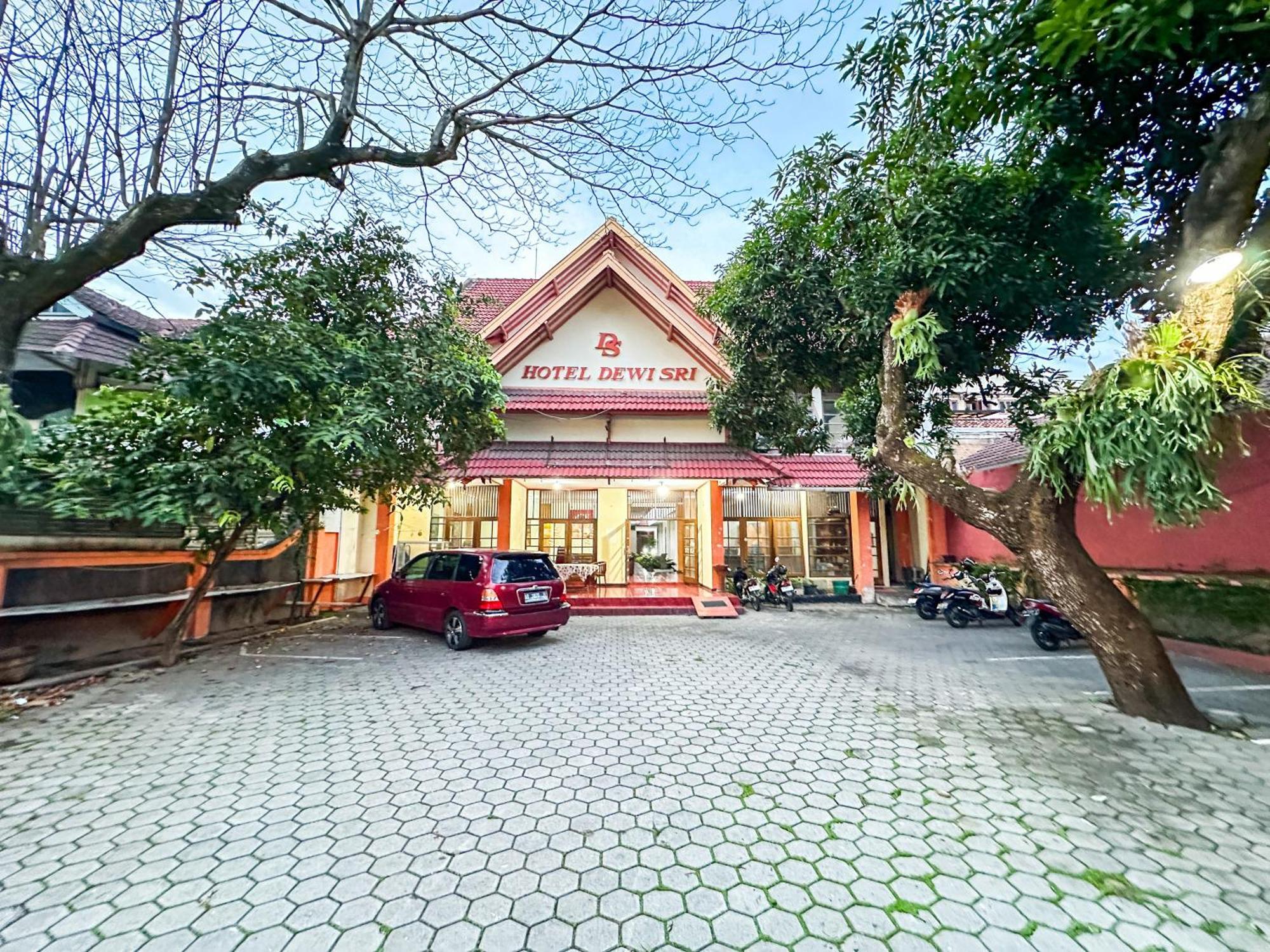 Hotel Dewi Sri Redpartner Джокьякарта Экстерьер фото