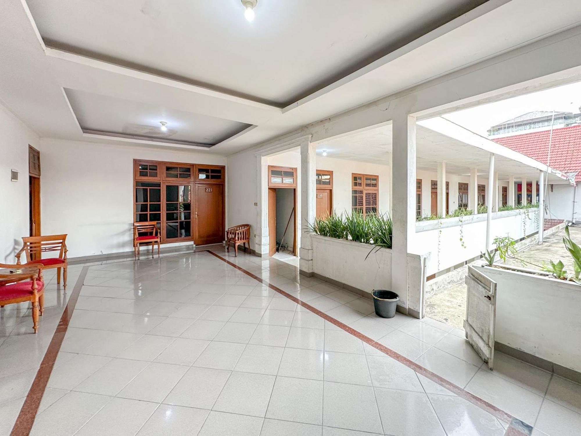 Hotel Dewi Sri Redpartner Джокьякарта Экстерьер фото