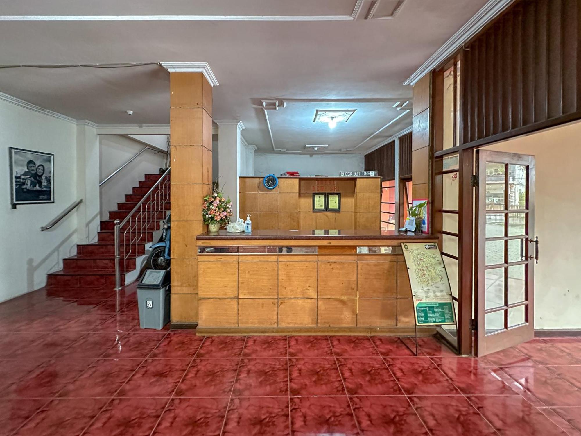 Hotel Dewi Sri Redpartner Джокьякарта Экстерьер фото