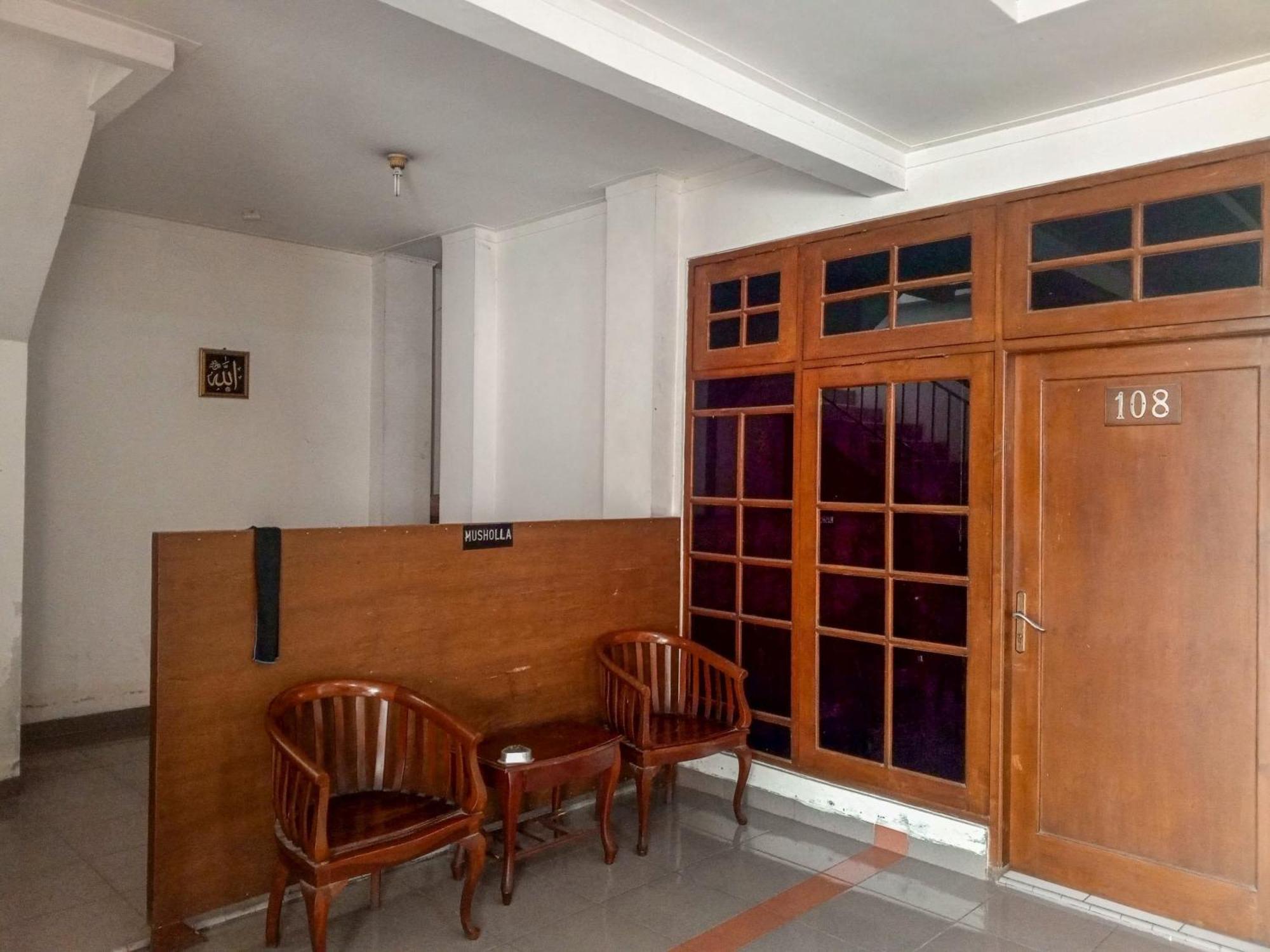Hotel Dewi Sri Redpartner Джокьякарта Экстерьер фото